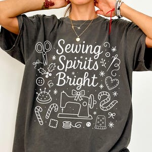 Camiseta de Natal para Costura, Camiseta Comfort Colors para as Festas, Camiseta para Quilter, Presente para Amantes da Costura, Presente para Costureira, Presente para Mãe e Avó