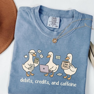 Divertente maglietta da contabile con oca, maglietta CPA Bookkeeper Comfort Colors, maglietta con debiti, crediti e caffeina, regalo per contabili per la stagione delle tasse