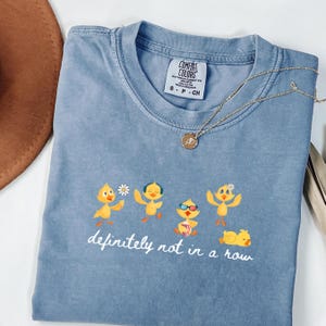 Enten nicht in einer Reihe, Komfortfarben Lustiges Enten-Shirt, definitiv nicht in einer Reihe, lustiges Enten-Shirt, grafisches T-Stück, lustiges Shirt für psychische Gesundheit
