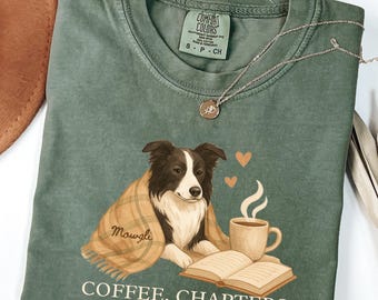 Gepersonaliseerd T-shirt voor Border Collie-liefhebbers, T-shirt op maat voor huisdiermoeders, cadeau met hondennaam, T-shirt met de tekst "Cozy Reading Coffee Chapters Cuddles", Comfort Colors