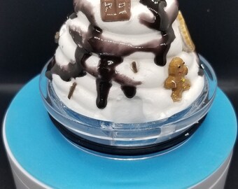 Chocolate whipped, dripping, ice creams and cookies toppers and lid for 30oz tumblers.