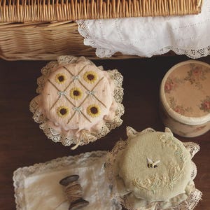 Fundas bordadas a mano para tarros ~Bonnets con motivo de Verano~ Girasoles~ Abejitas~ Cottagecore~ Summercore~ Flores Silvestres~