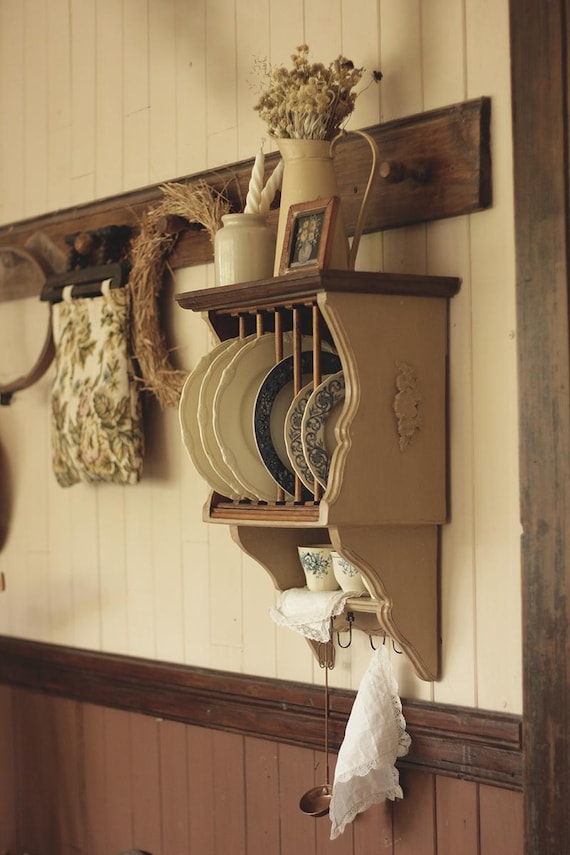 Handgemachtes Altholz-Tellerregal: Cottagecore-Hängeregal - Shaker und Grandmacore