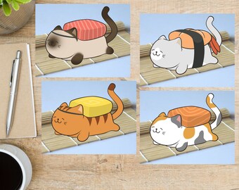 Puede incluir: Cuatro ilustraciones de gatos con sushi en la cabeza. Los gatos son de diferentes colores y tienen diferentes expresiones. El sushi también es diferente, algunos son nigiri y otros son maki.