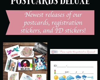 Puede incluir: Una colección de postales con varios diseños, incluyendo una bicicleta, un gato, un cerdo, un pavo real y un faro. Las postales están dispuestas sobre una superficie de madera. El texto "POSTCARDS DELUXE" está en la parte superior de la imagen. El texto "¡Nuevas versiones de nuestras postales, pegatinas de registro y pegatinas de identificación!" está en una pancarta rosa debajo del título. El texto "¡Por favor, registre esta postal como recibida!" está en una pancarta blanca con un corazón rosa y un sello rojo. Hay un formulario de registro con las etiquetas "ID:" y "DT:" debajo de la pancarta.