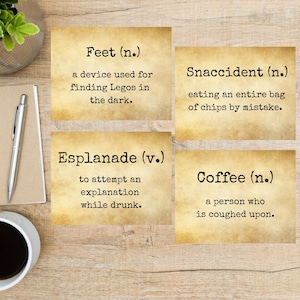 Ensemble de cartes postales ou de cartes pour notes Funny Definitions | 4 cartes postales ou cartes de correspondance | Papier cartonné épais 130 | Pour envoyer un message à un ami, un membre de la famille