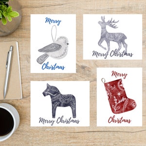 Nordische Weihnachten Postkarten Set | 4 Postkarten | 130 starker Karton - Pferd, Maultier, Rentier, Elch, Strumpf, Socke, Vogel, Ornament, Scandi