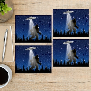 Bigfoot UFO Postkarten Set | 4 Postkarten | 130 Dicker Karton | Zum Versenden einer Postkarte an einen Freund, Familienmitglied