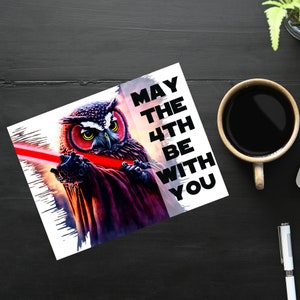 May the 4th Be With You - Eule - Rotes Lichtsäbel | 1 Postkarte | Dicker Karton | Zum Versenden einer Postkarte an einen Freund
