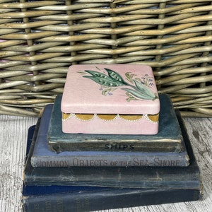 Prato de bugigangas com tampa pequena de porcelana vintage prato de anel colecionável pintado à mão rosa floral e dourado W Greenwood