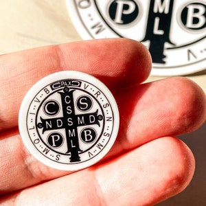 Sticker médaille Saint-Benoît : petit sticker catholique pour ordinateur portable/téléphone (1 po./25 mm)
