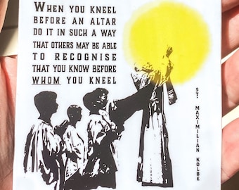 Puede incluir: Una ilustración en blanco y negro de personas arrodilladas ante una figura con un halo amarillo. El texto dice "Cuando te arrodilles ante un altar, hazlo de tal manera que los demás puedan reconocer que sabes ante quién te arrodillas." El texto "St. Maximilian Kolbe" está en la esquina inferior derecha.
