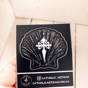 Sankt Jakobs klistermärke: Svartvit katolsk pilgrimdekal