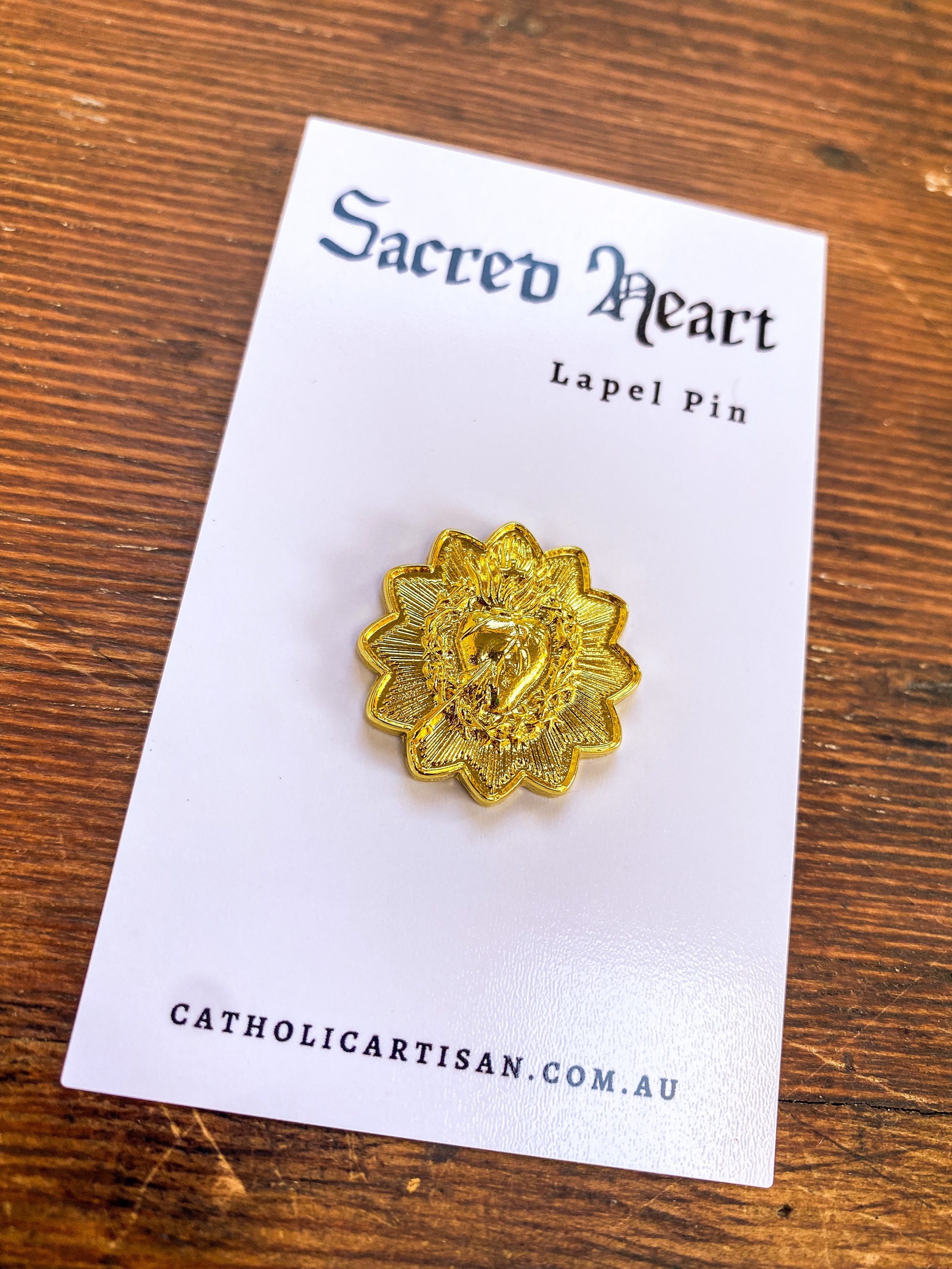 Spilla Da Bavero Sacro Cuore E Medaglia Miracolosa – Croce Color Oro Per Zaino, Giacca O Cappello – Regalo Religioso 2,5 Cm