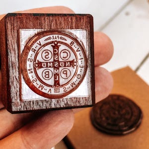 SELO ÚNICO Medalha de São Bento feita à mão Selo de madeira, verso da medalha | Presente exclusivo | Selo de madeira | Carimbo católico detalhado