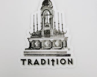 Puede incluir: Una pegatina en blanco y negro con una ilustración arquitectónica detallada de un altar de iglesia ornamentado con una cruz central y candelabros altos. La palabra TRADITION está impresa en una fuente serif negrita en la parte inferior.
