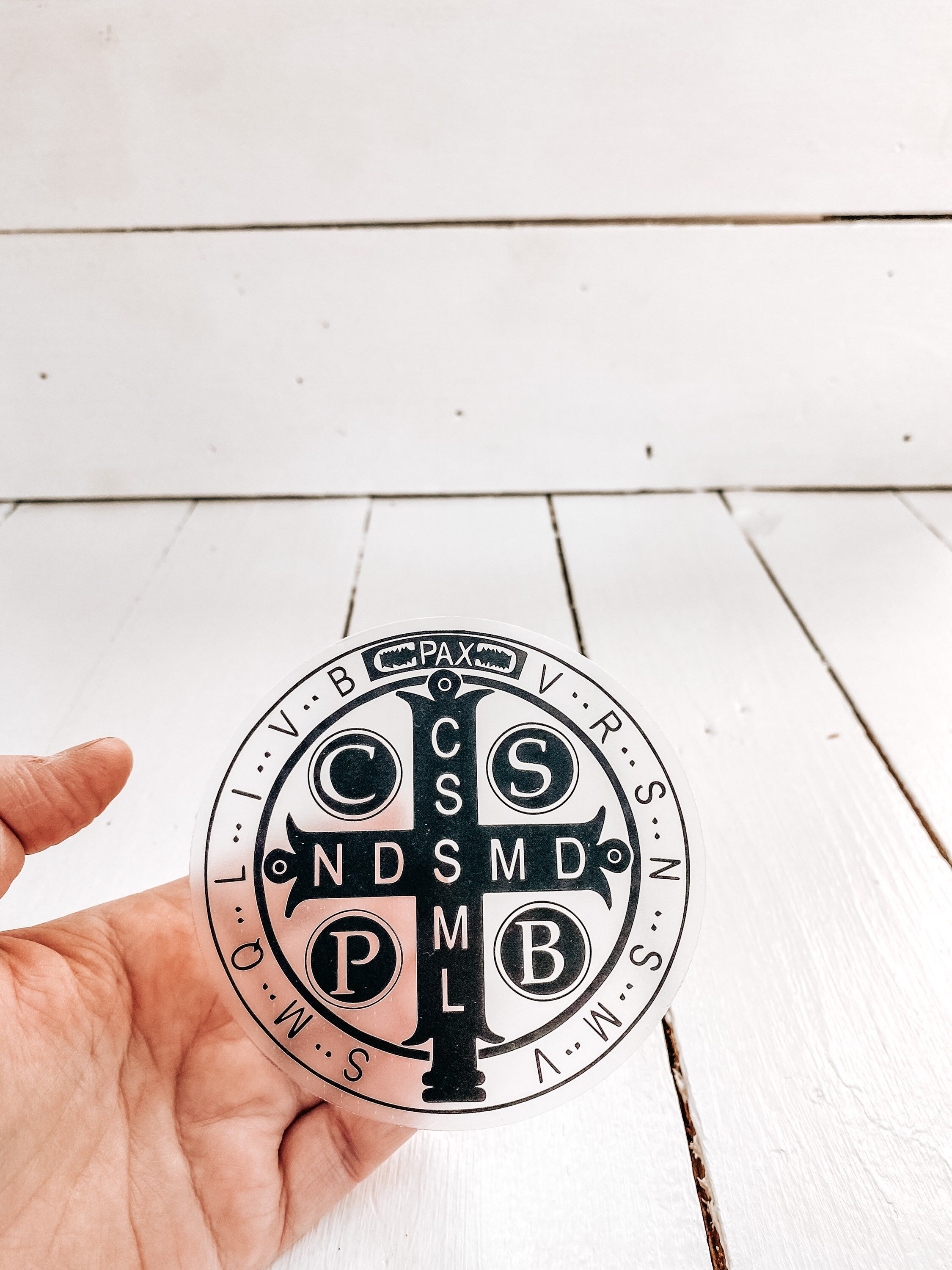 St. Benedictus-bumpersticker: doorzichtige katholieke autosticker
