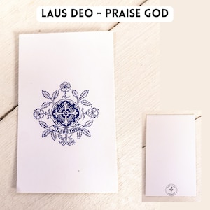Laus Deo | Traduit comme Dieu soit loué | Carte de prière | Sainte carte | Carte-cadeau Bleu marine et blanc | Style vintage/antique |