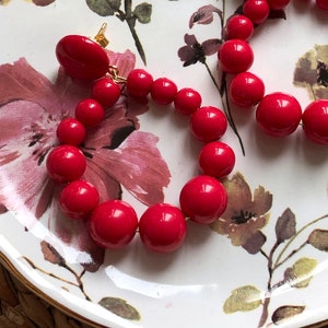 Mini dangling hoop earrings in resin beads - fuchsia red - vintage spirit