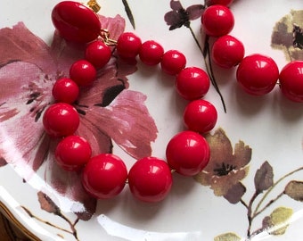 Mini boucles créoles pendantes en perles résine - rouge fuchsia - esprit vintage