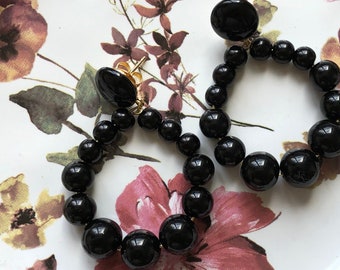 Mini boucles d'oreilles créoles pendantes en perles résine - noir profond - esprit vintage