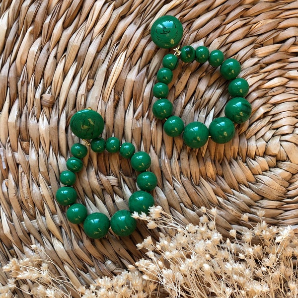 Mini boucles créoles pendantes en perles résine - Vert Malachite - vintage, retro
