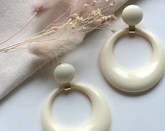 Runde Ohrringe mit Anhänger „Rosalie“ aus Kunstharz – Elfenbein