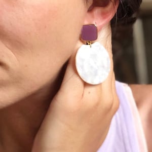 &quot;Nina&quot; dangling earrings disc-shaped pendant - acetate - tortoiseshell - marbled white and lagoon blue
