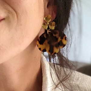 “Gina” earrings with acetate petals - tortoise shell - 18K PVD gold-plated stainless steel