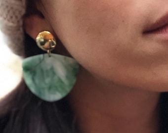 Boucles d’oreilles « Julia » pendentif géométrique - acétate - vert/blanc marbré - doré à l’or fin 24 carats