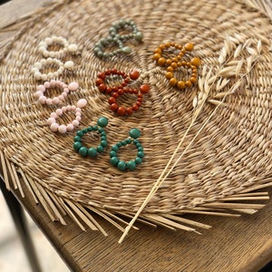 Mini boucles créoles pendantes en perles résine terracotta esprit vintage image 4