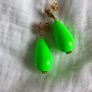 Boucles d'oreilles goutte en résine coloré, FLUO clous doreilles fleurs en laiton doré à lor fin 24 carats image 6