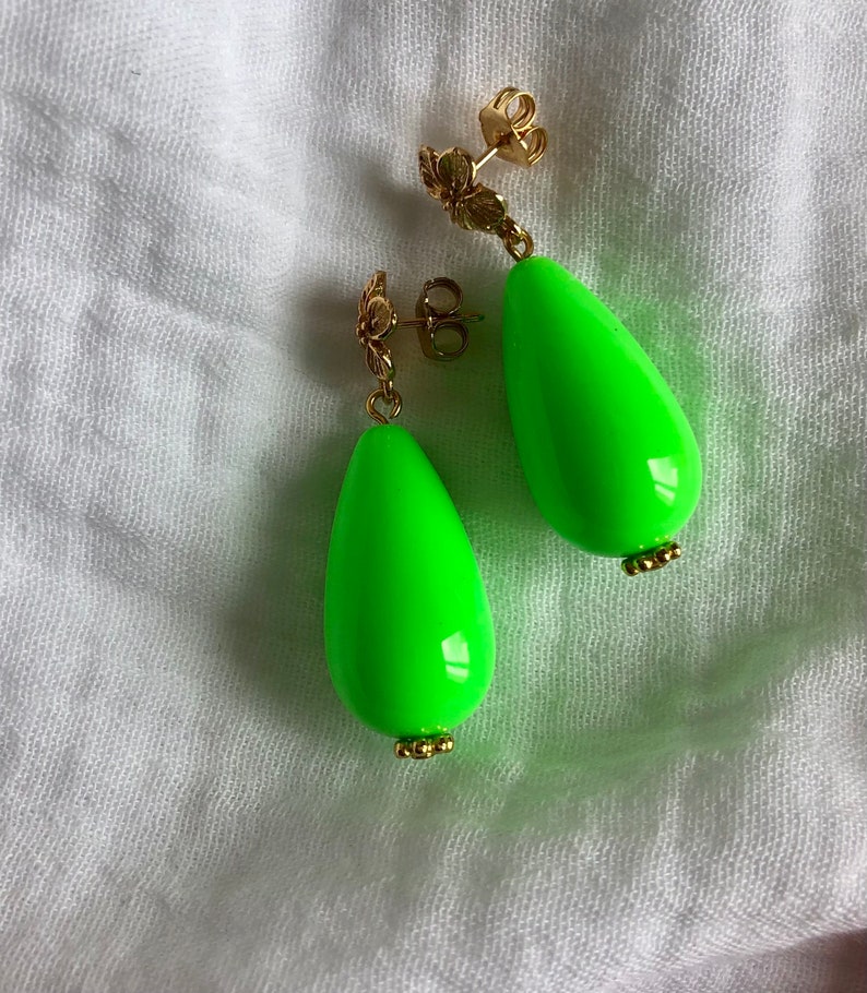 Boucles d'oreilles goutte en résine coloré, FLUO clous doreilles fleurs en laiton doré à lor fin 24 carats image 6