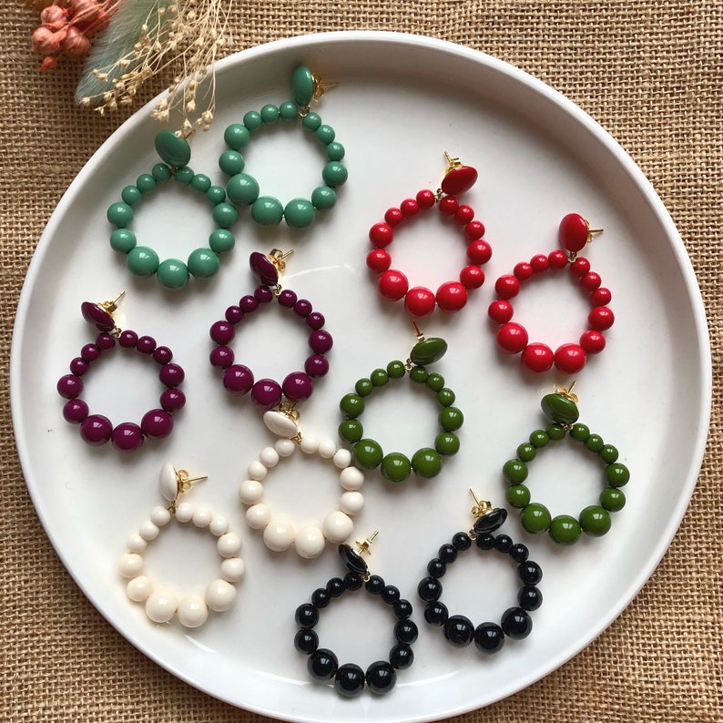 Mini boucles créoles pendantes en perles résine vintage, retro image 1