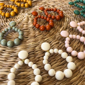 Mini boucles créoles pendantes en perles résine terracotta esprit vintage image 5