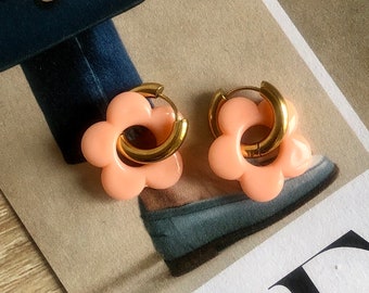 Mini creole flower rings in resin - Peach Fuzz - gold stainless steel