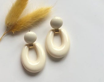 Boucles d’oreilles pendantes goutte «Dila» goutte en résine - Ecru