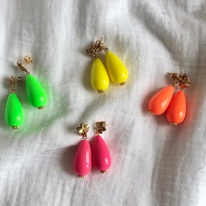 Boucles d'oreilles goutte en résine coloré, FLUO clous doreilles fleurs en laiton doré à lor fin 24 carats image 1