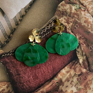 “Gina” earrings with acetate petals - green - 18K PVD gold-plated stainless steel