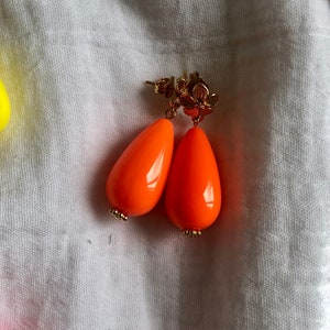 Boucles d'oreilles goutte en résine coloré, FLUO clous doreilles fleurs en laiton doré à lor fin 24 carats image 3