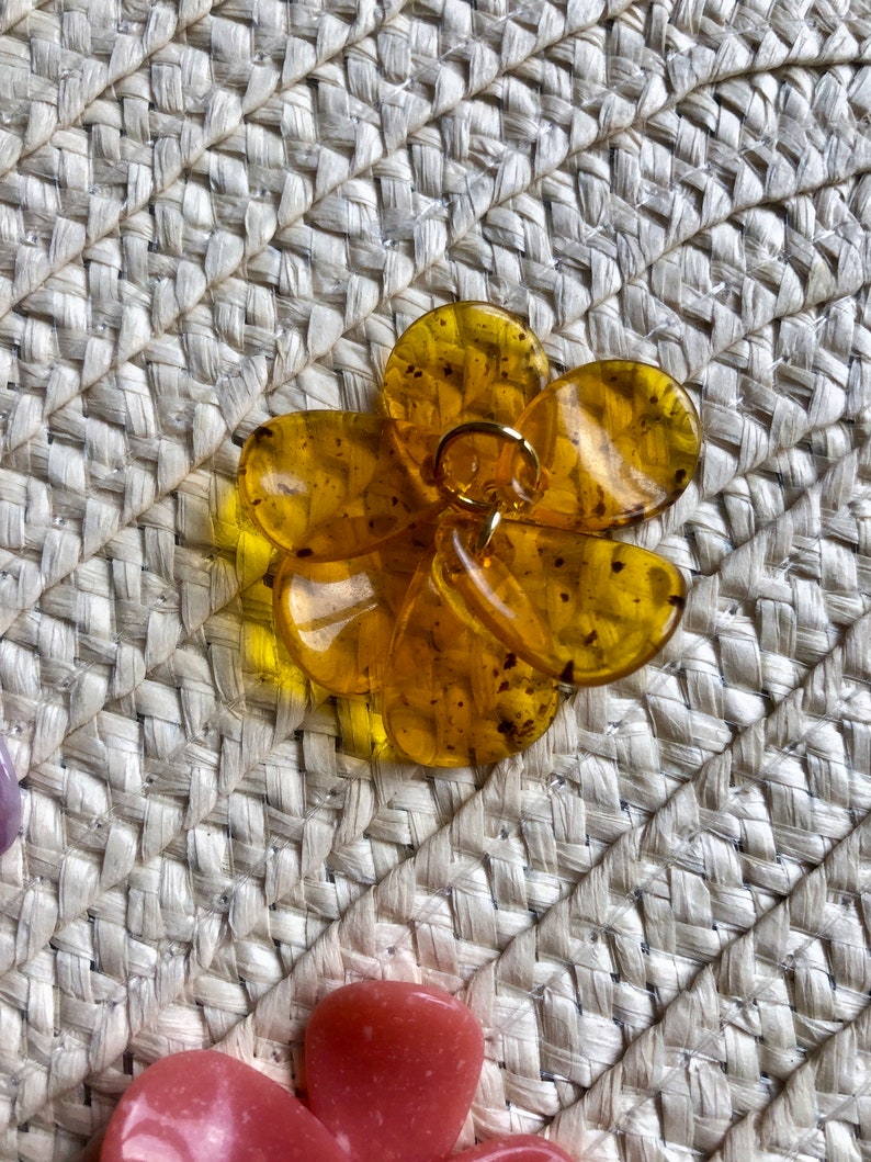 Anneaux créoles fleurs pétales de haute qualité EU légères laiton doré à lor fin 24 carats Ocre moucheté
