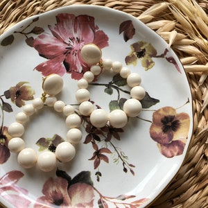 Mini boucles créoles pendantes en perles résine Ivoire vintage, retro image 3