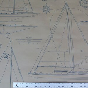 Puede incluir: Un plano de un velero con una vela de spinnaker. El plano incluye una escala, una rosa de los vientos y el texto "CCA SPINNAKER".