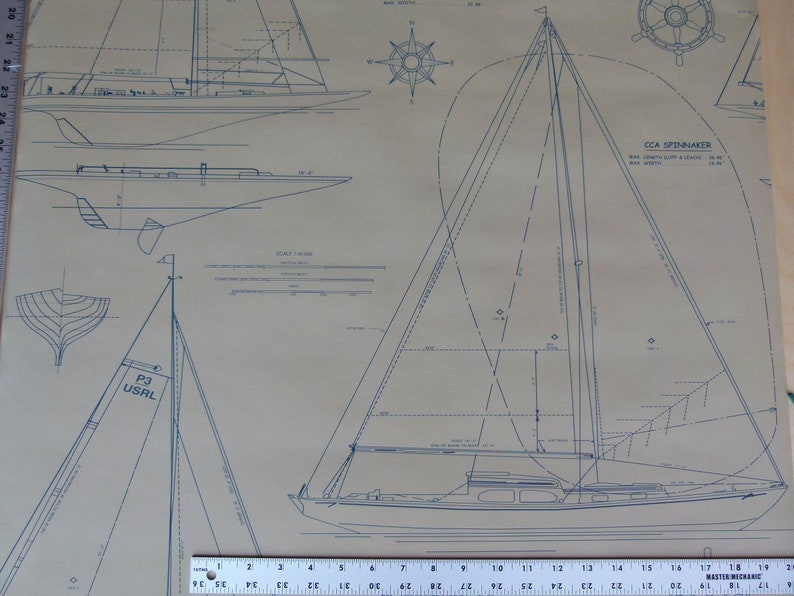 Puede incluir: Un plano de un velero con una vela de spinnaker. El plano incluye una escala, una rosa de los vientos y el texto "CCA SPINNAKER".
