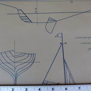 Puede incluir: Un dibujo en blanco y negro de un barco con un m&aacute;stil y una vela. El dibujo est&aacute; sobre un fondo beige. El barco mide 4' 3" de largo.