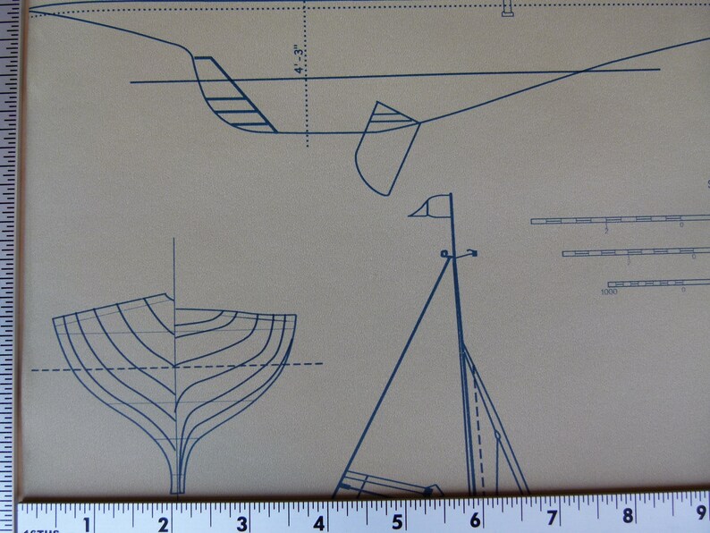 Puede incluir: Un dibujo en blanco y negro de un barco con un m&aacute;stil y una vela. El dibujo est&aacute; sobre un fondo beige. El barco mide 4' 3" de largo.