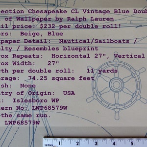 Puede incluir: Un rollo doble de papel tapiz azul vintage de Ralph Lauren con un tema n&aacute;utico con veleros. El papel tapiz es beige y azul y se asemeja a un plano. El papel tapiz tiene 27 pulgadas de ancho y 21 pulgadas de alto. El rollo tiene 11 yardas de largo y cubre 74,25 pies cuadrados. El n&uacute;mero de patr&oacute;n es LWP68579W.