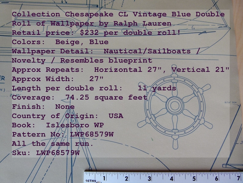 Puede incluir: Un rollo doble de papel tapiz azul vintage de Ralph Lauren con un tema n&aacute;utico con veleros. El papel tapiz es beige y azul y se asemeja a un plano. El papel tapiz tiene 27 pulgadas de ancho y 21 pulgadas de alto. El rollo tiene 11 yardas de largo y cubre 74,25 pies cuadrados. El n&uacute;mero de patr&oacute;n es LWP68579W.