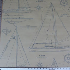 Puede incluir: Un papel tapiz beige con un dise&ntilde;o de velero azul y blanco. El papel tapiz presenta un patr&oacute;n repetitivo de veleros, ruedas y rosas de los vientos. El texto "RL VOYAGER" y "CCA SPEAKER" est&aacute; impreso en el papel tapiz.