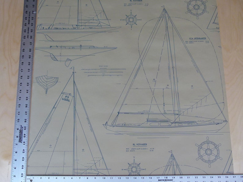 Puede incluir: Un papel tapiz beige con un dise&ntilde;o de velero azul y blanco. El papel tapiz presenta un patr&oacute;n repetitivo de veleros, ruedas y rosas de los vientos. El texto "RL VOYAGER" y "CCA SPEAKER" est&aacute; impreso en el papel tapiz.